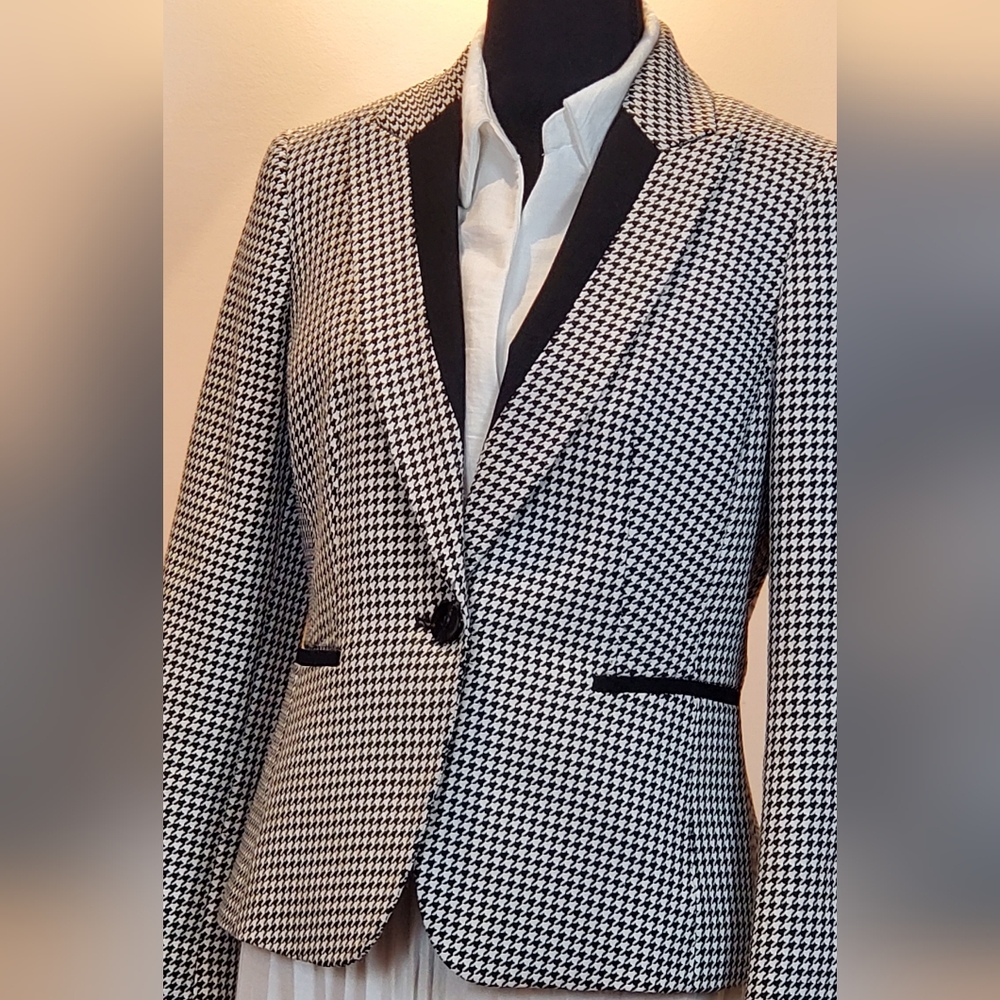 ONE BUTTON BLACK AND WHITE CHECKED PATTERN JACKET ( SIZE 8)